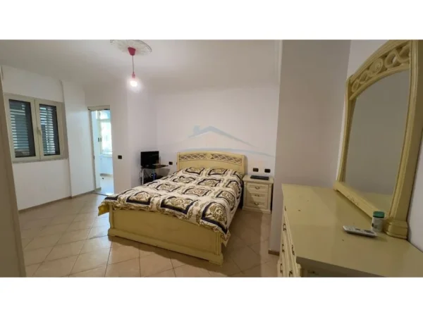 Tirane, jepet me qera apartament 2+1 , 128 m² 830 € (Liqeni Artificial)
