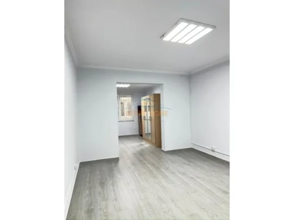 Tirane, jepet me qera zyre Kati 1, 78 m² 800 € (Rr. "Irfan Tomini", prane Hotel Hilton)