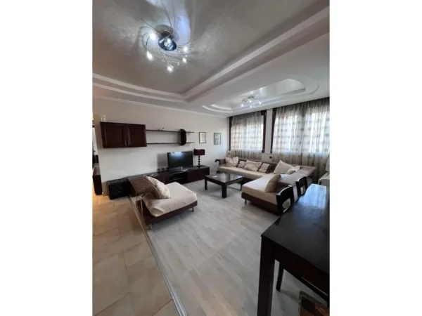 Tirane, jepet me qera apartament 2+1 , 100 m² 900 € (Blloku)