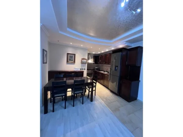 Tirane, jepet me qera apartament 2+1 , 100 m² 900 € (Blloku)