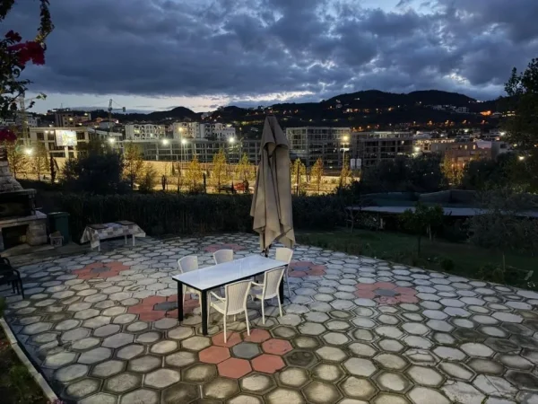 Tirane, jepet me qera Vile 3+1 , 1.500 €