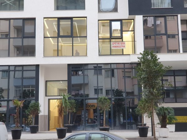 Tirane, jepet me qera nga Pronari, pa-komision ambjent biznesi Kati 1, 74 m² 800 (bulevardi kryesor)