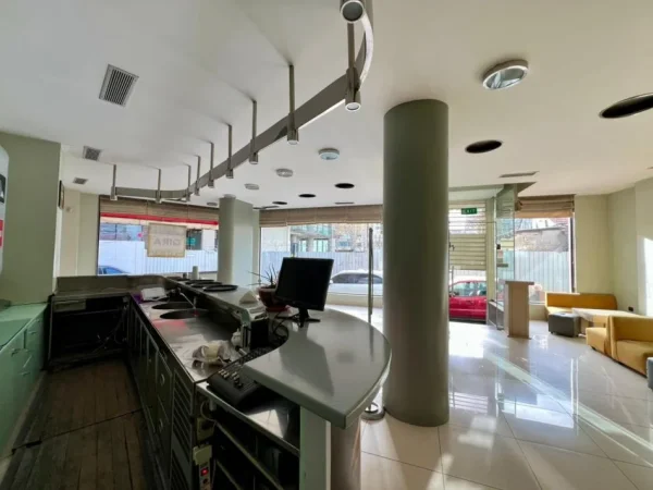 Tirane, jepet me qera ambjent biznesi Kati 0, 85 m² 1.300 € (Qender)