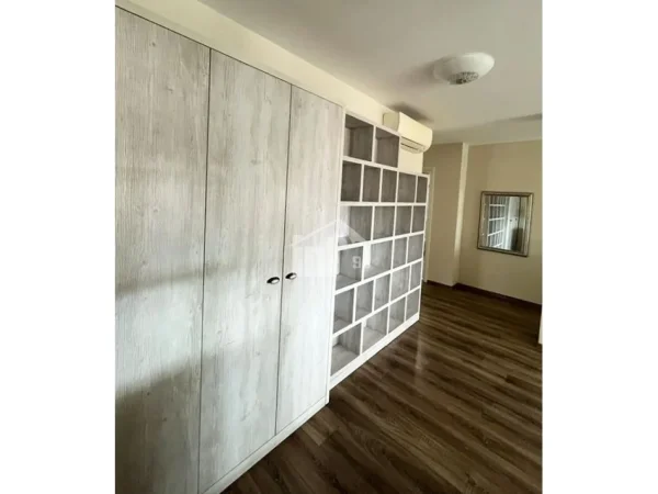 Tirane, jepet me qera apartament 2+1+Ballkon Kati 2, 135 m² 1.300 € ("LONG HILLS" RESIDENCE, 500 M NGA TEG)