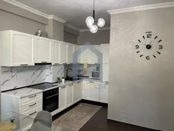 Tirane, jap me qera apartament 2+1+Ballkon Kati 6, 110 m² 1.000 € (Zogu i Zi)
