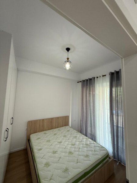 Tirane, jepet me qera apartament 1+1+Aneks+Ballkon Kati 1, 500 € (rruga ali demi)