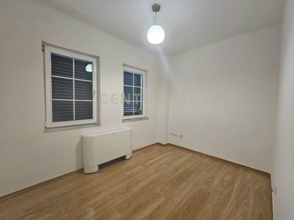 Tirane, jepet me qera Vile 3 Katshe Kati 3, 300 m² 2.800 € 