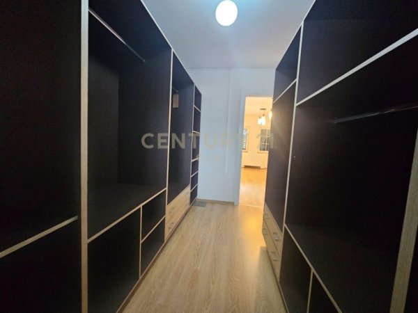 Tirane, jepet me qera Vile 3 Katshe Kati 3, 300 m² 2.800 € 