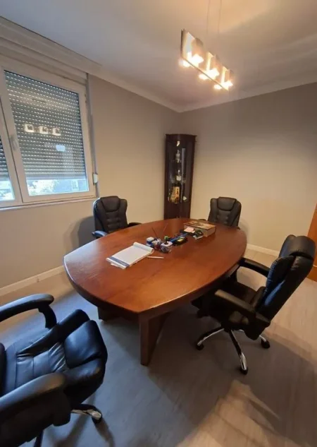 Tirane, jepet me qera zyre Kati 1, 97 m² 700 € (prane Gjykates se Rrethit Gjyqesor)