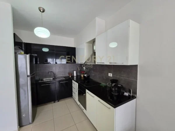 Tirane, jepet me qera apartament 2+1+Ballkon Kati 5, 92 m² 700 € 