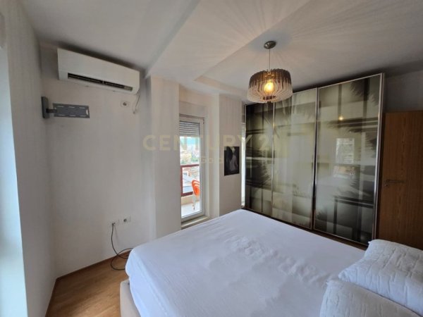 Tirane, jepet me qera apartament 2+1+Ballkon Kati 5, 92 m² 700 € 
