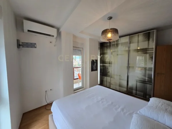 Tirane, jepet me qera apartament 2+1+Ballkon Kati 5, 92 m² 700 € 