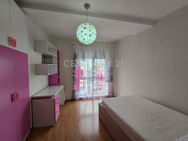 Tirane, jepet me qera apartament 2+1+Ballkon Kati 5, 92 m² 700 € 
