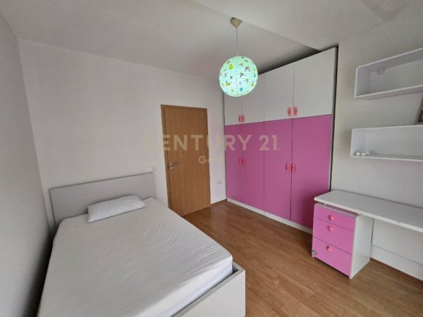 Tirane, jepet me qera apartament 2+1+Ballkon Kati 5, 92 m² 700 € 