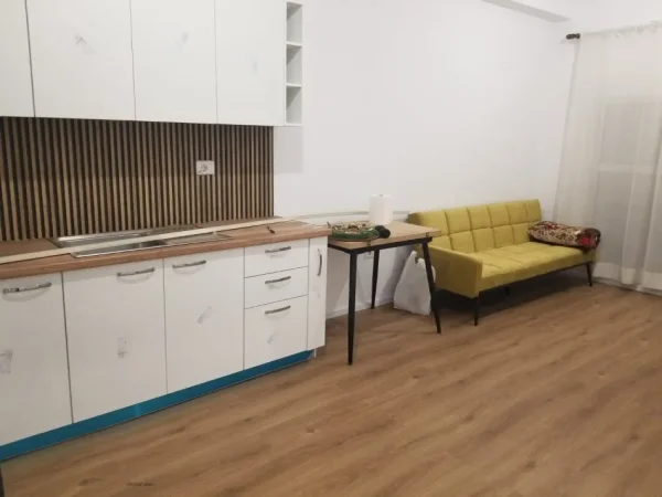 Tirane, jepet me qera apartament 1+1 Kati 3, 