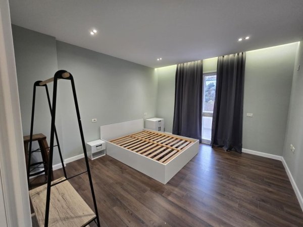 Tirane, shitet apartament 2+1+Ballkon Kati 2, 121 m² 210.000 € (Kopshti Botanik)