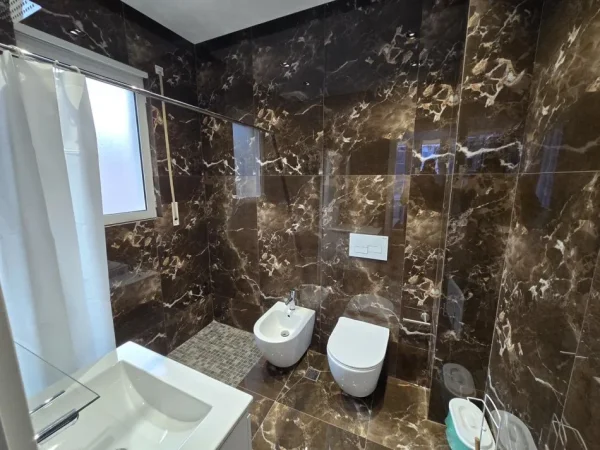 Tirane, shitet apartament 2+1+Ballkon Kati 2, 121 m² 210.000 € (Kopshti Botanik)