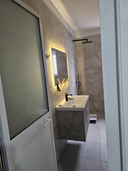 Tirane, jepet me qera zyre Kati 5, 74 m² 680 € (TREGU CAM)