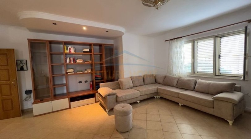 Tirane, jepet me qera apartament 2+1 Kati 4, 128 m² 830 € (Liqeni Artificial)