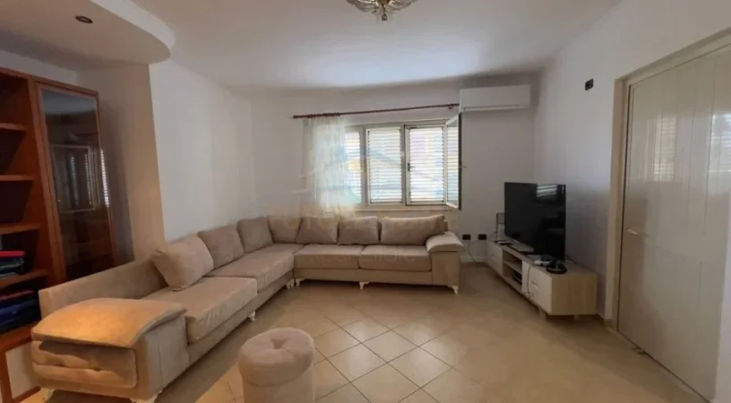 Tirane, jepet me qera apartament 2+1 Kati 4, 128 m² 830 € (Liqeni Artificial)