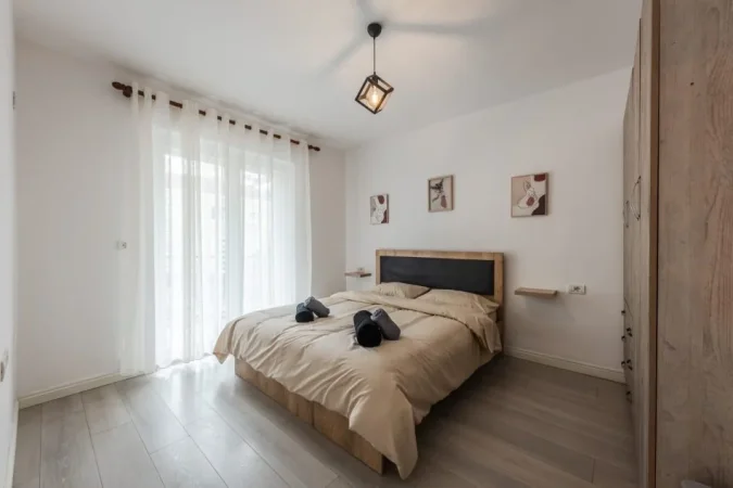 Tirane, jepet me qera apartament 2+1+Ballkon Kati 1, 90 m² 700 € (Pazari i Ri)