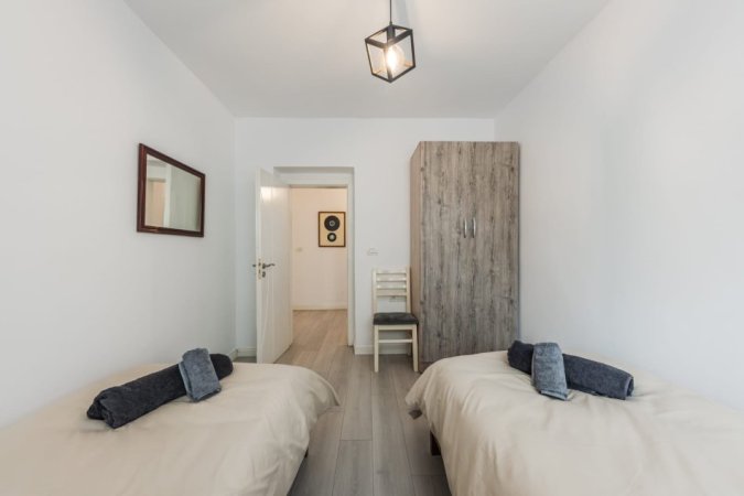 Tirane, jepet me qera apartament 2+1+Ballkon Kati 1, 90 m² 700 € (Pazari i Ri)