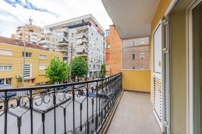 Tirane, jepet me qera apartament 2+1+Ballkon Kati 1, 90 m² 700 € (Pazari i Ri)