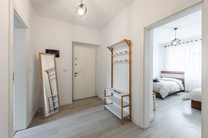 Tirane, jepet me qera apartament 2+1+Ballkon Kati 1, 90 m² 700 € (Pazari i Ri)