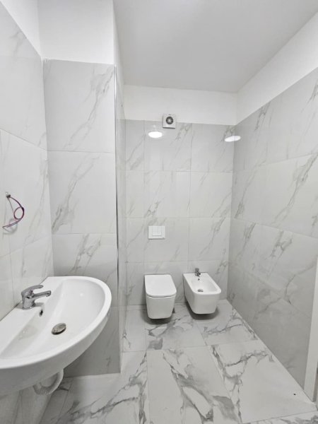 Tirane, jepet me qera zyre , 60 m² 600 € 