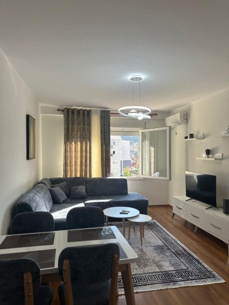 Tirane, jepet me qera apartament 1+1 Kati 7, 75 m² 700 € (KOMUNA E PARISIT)