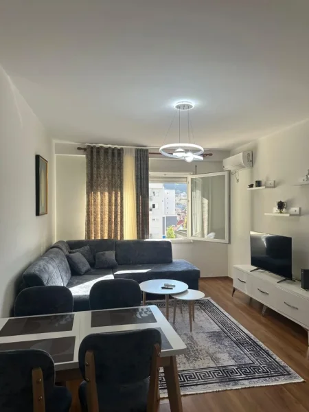 Tirane, jepet me qera apartament 1+1 Kati 7, 75 m² 700 € (KOMUNA E PARISIT)