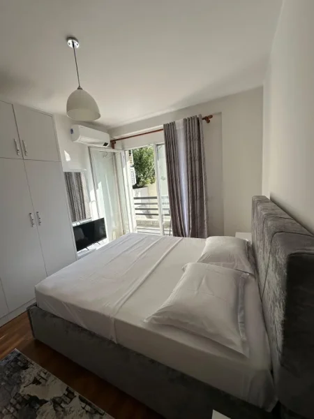 Tirane, jepet me qera apartament 1+1 Kati 7, 75 m² 700 € (KOMUNA E PARISIT)