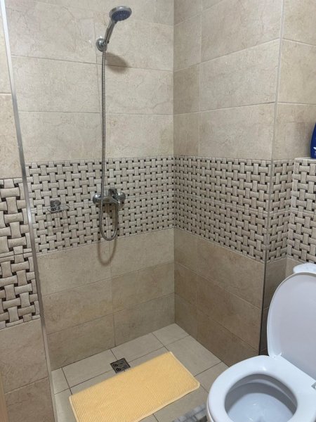 Tirane, jepet me qera apartament 1+1 Kati 7, 75 m² 700 € (KOMUNA E PARISIT)
