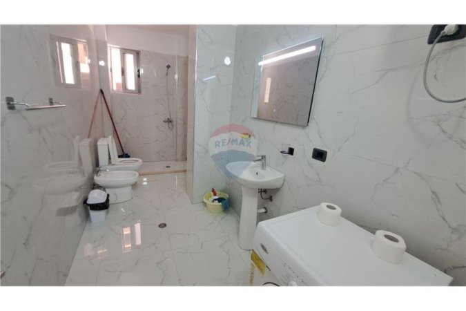 Vlore, jepet me qera apartament 2+1 , 100 m² 550 € (Rruga Sazani, Vlore)