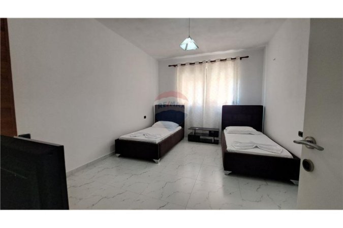 Vlore, jepet me qera apartament 2+1 , 100 m² 550 € (Rruga Sazani, Vlore)