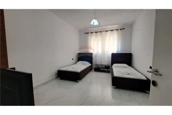 Vlore, jepet me qera apartament 2+1 , 100 m² 550 € (Rruga Sazani, Vlore)