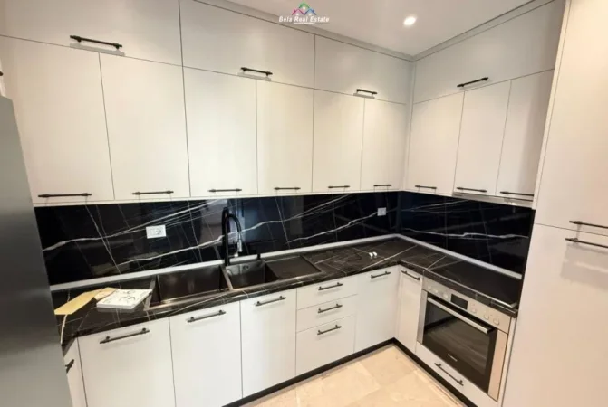 Tirane, jepet me qera apartament 3+1+Ballkon Kati 7, 140 m² 1.200 € (Kompleksi Erli)