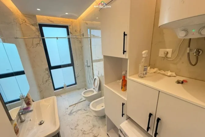 Tirane, jepet me qera apartament 3+1+Ballkon Kati 7, 140 m² 1.200 € (Kompleksi Erli)
