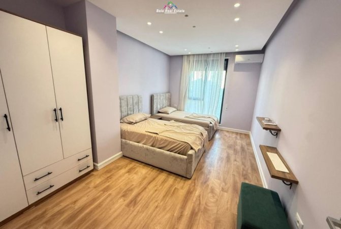 Tirane, jepet me qera apartament 3+1+Ballkon Kati 7, 140 m² 1.200 € (Kompleksi Erli)