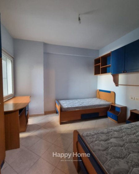 Tirane, jepet me qera apartament 2+1+Ballkon , 700 € 