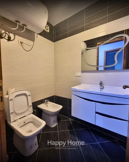 Tirane, jepet me qera apartament 2+1+Ballkon , 700 € 