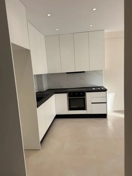 Tirane, jepet me qera apartament 1+1+Ballkon Kati 3, 75 m² 520 € (Rruga Gjuzepina Kosturi)