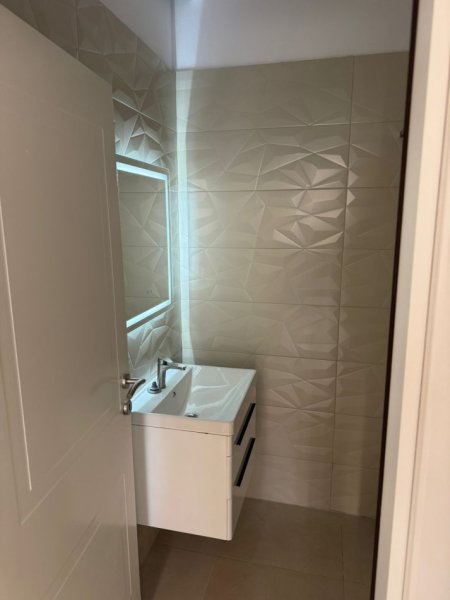 Tirane, jepet me qera apartament 1+1+Ballkon Kati 3, 75 m² 520 € (Rruga Gjuzepina Kosturi)