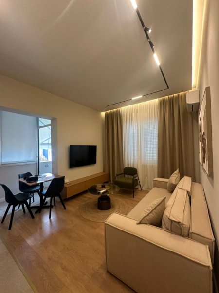 Tirane, jepet me qera apartament 1+1 , 60 m² 700 € (Rruga Barrikadave)