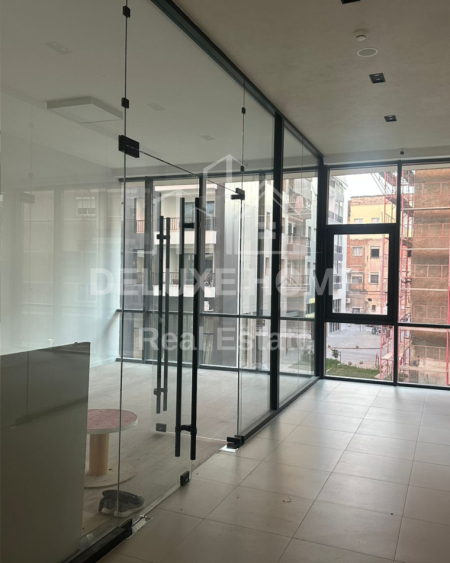 Tirane, jepet me qera ambjent biznesi Kati 2, 35 m² 
