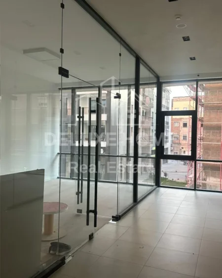 Tirane, jepet me qera ambjent biznesi Kati 2, 35 m² 
