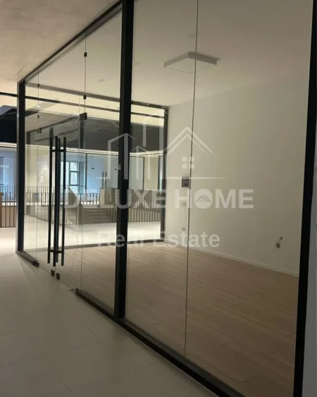 Tirane, jepet me qera ambjent biznesi Kati 2, 35 m² 