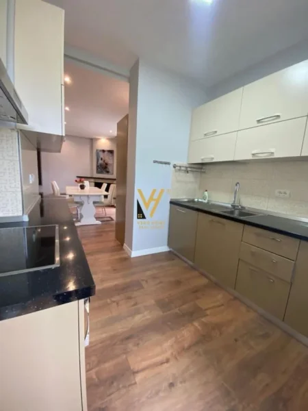 Tirane, jepet me qera apartament 2+1+Ballkon Kati 13, 125 m² 1.000 € (EKSPOZITA)