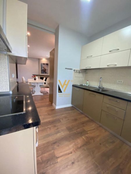 Tirane, jepet me qera apartament 2+1+Ballkon Kati 13, 125 m² 1.000 € (EKSPOZITA)