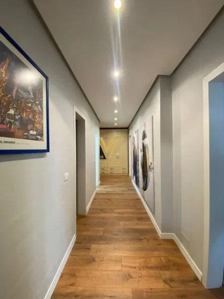 Tirane, jepet me qera apartament 2+1+Ballkon Kati 13, 125 m² 1.000 € (EKSPOZITA)